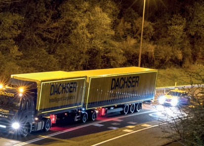 Megacamión circulando de noche por carretera