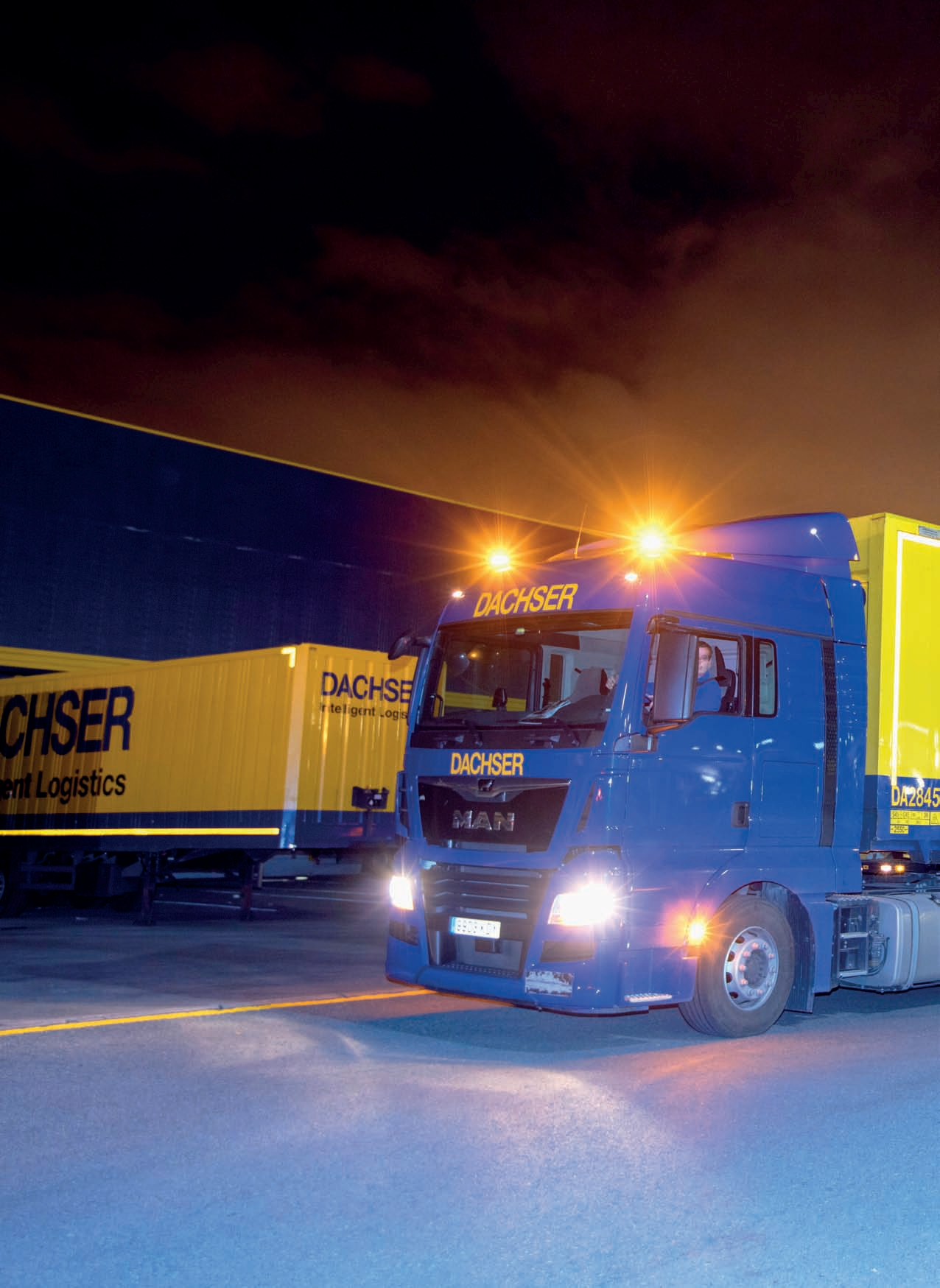 Cabeza tractora del megacamión iluminada de noche