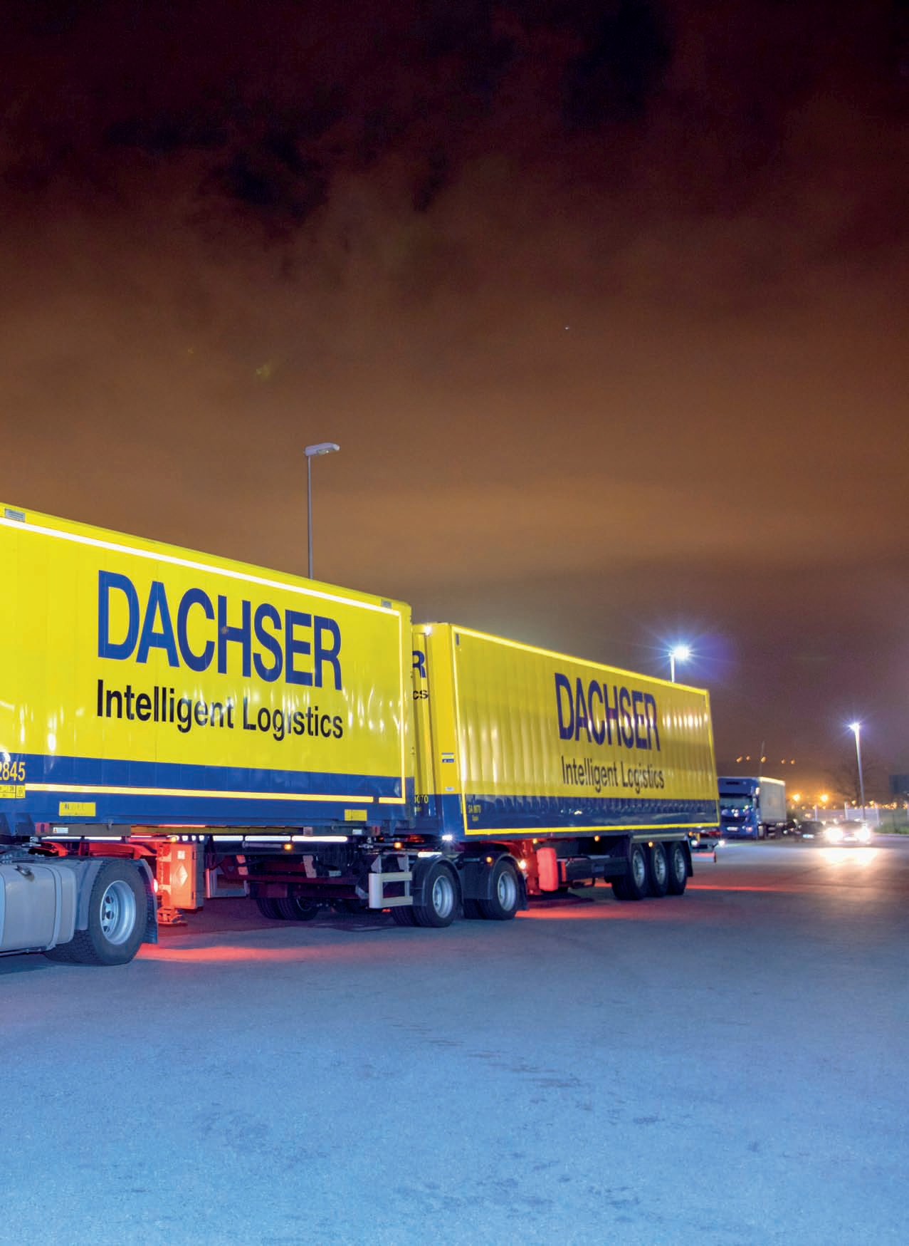 Megacamión de swap bodies estacionado de noche