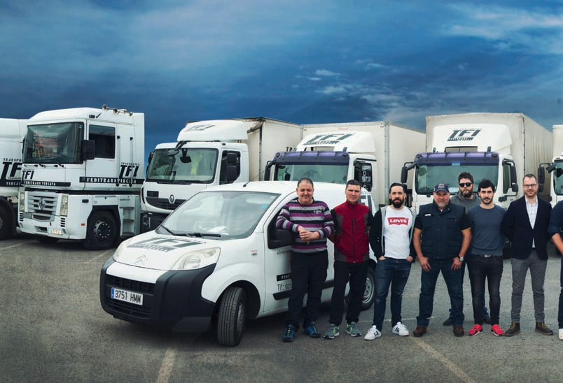 Nuestro equipo junto a los vehículos, en 2018
